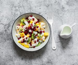 Jest pyszna, zdrowa i kolorowa. Ta sałatka owocowa z jogurtem od lat jest hitem w moim domu 