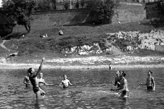 Chłopcy grający w wodzie w siatkówkę. Kraków Plaża nad Wisłą 1929