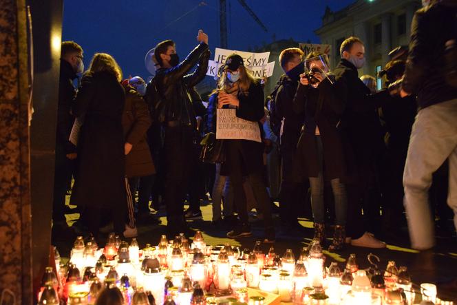 Protest kobiet w Katowicach. Tłumy strajkują przeciwko zakazowi aborcji