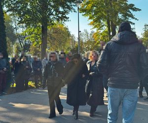 Zapłakana Edzia z nad grobem Dżejka. Kaźmierska nie weszła jej w drogę