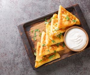 Naleśniki po bałkańsku to idealny pomysł na posiłek. Szybko, łatwo i przede wszystkim smakowicie