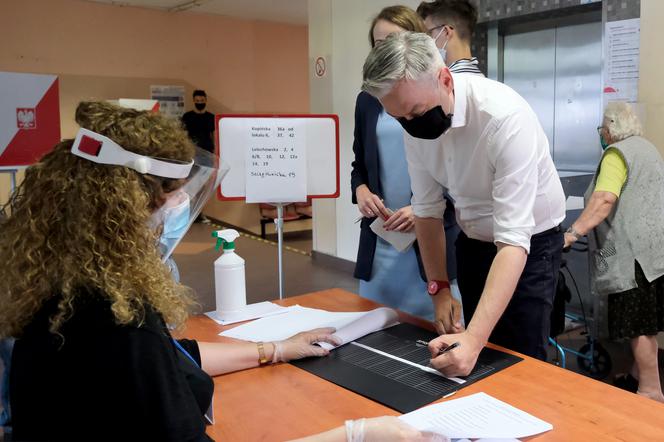 Wybory 2020 Robert Biedroń ze swoim partnerem Krzysztofem Śmiszkiem oddali głosy