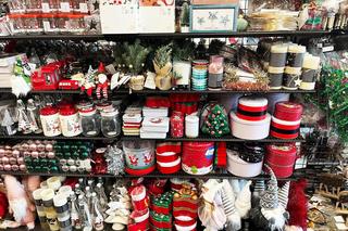 Świąteczne ozdoby w sklepach już w sierpniu. Można kupić bombki, łańcuchy choinkowe i dekoracje na Boże Narodzenie