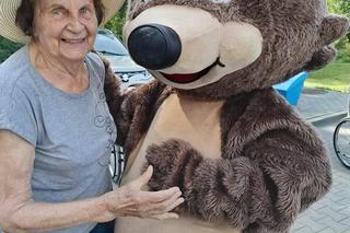 Miś przyszedł potańczyć z emerytami