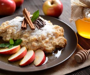 Już nie jem owsianki na śniadanie. Jesienią robię tę zdrową kaszę z prażonymi jabłkami 