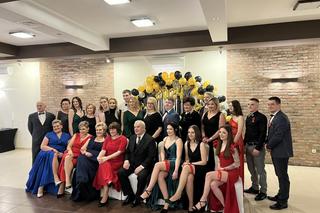 Na jedynej takiej studniówce licealiści po pięćdziesiątce tańczyli poloneza z nieco młodszymi. Były też czerwone podwiązki! [ZDJĘCIA]