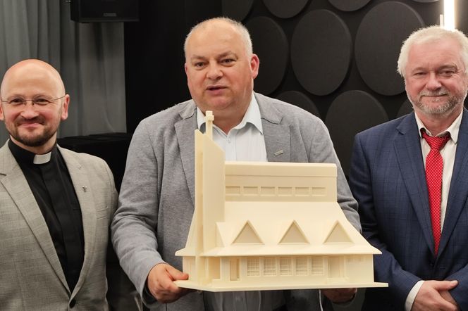 Makieta kościoła przed kościołem