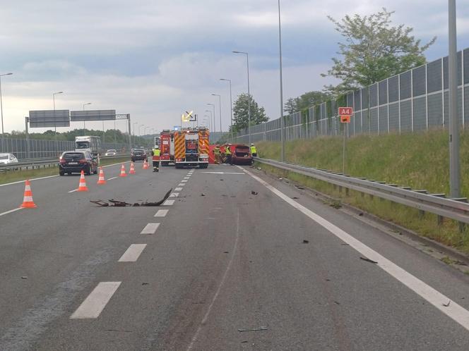 Wypadek śmiertelny na autostradzie A4 pod Tarnowem. Osobówka zderzyła się z autobusem