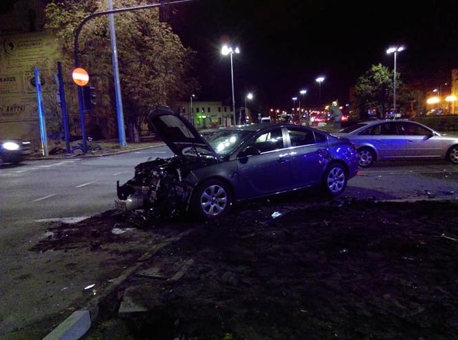 Wypadek na rondzie Grunwaldzkim w Bydgoszczy. Jedna osoba trafiła do szpitala! [ZDJĘCIA]