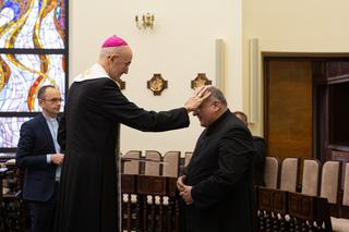 Arcybiskup Adrian Galbas wręcza dekrety proboszczom