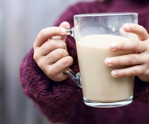 Rozgrzewające i pyszne mleko piernikowe. Dzieci pokochają ten smak