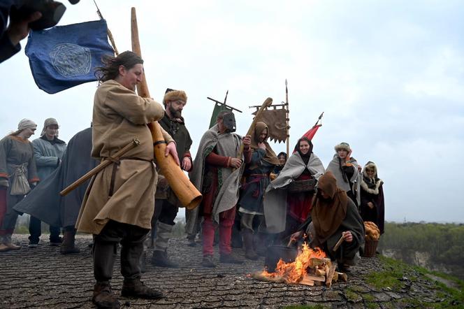 Deszczowe Święto Rękawki w Krakowie. Wojowie zagościli pod kopcem Krakusa 