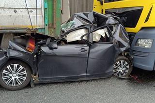 Seat zmiażdżony przez dwie ciężarówki