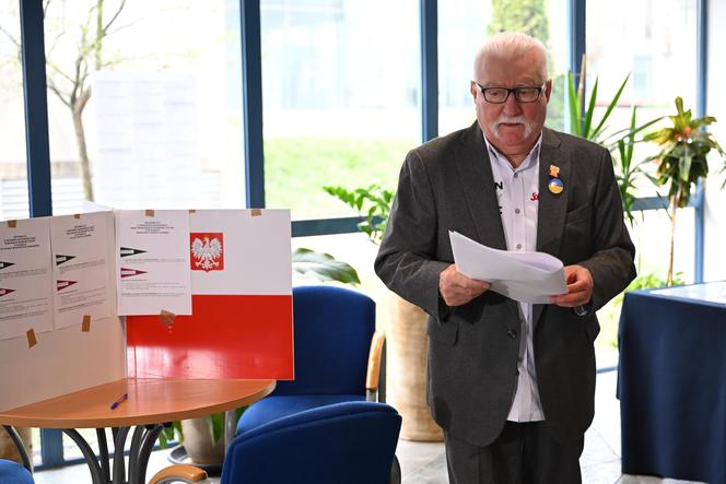 Lech Wałęsa głosuje w wyborach