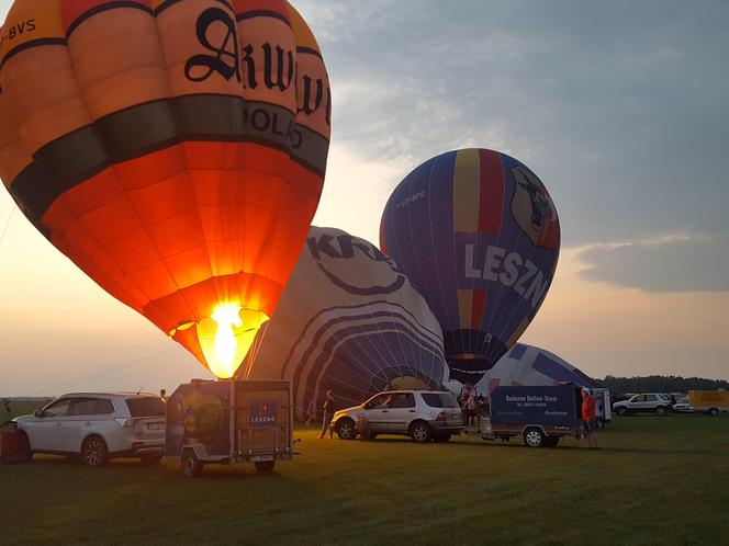 ​Nocny pokaz balonów na lotnisku w Lesznie. Wiatr był za mocny