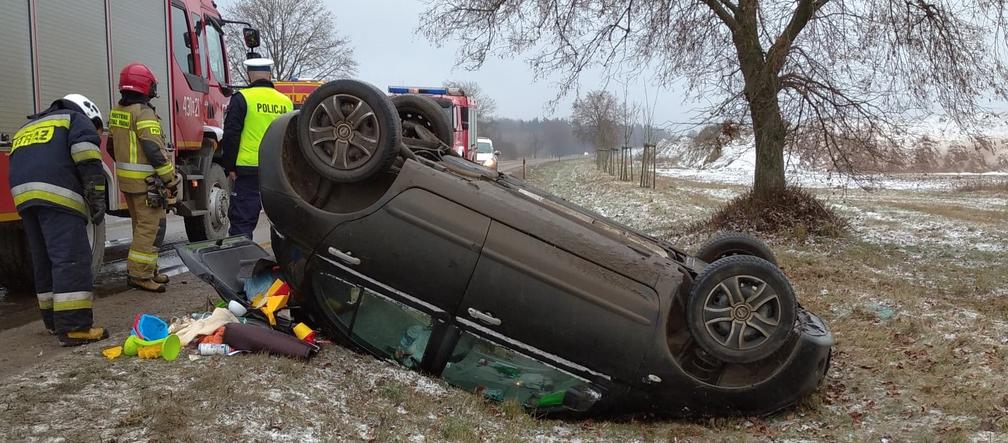 Trudne warunki na drogach! Na krajowej 65 dachowało auto [ZDJĘCIA]