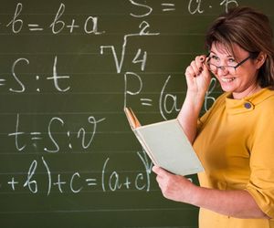 Ile to jest 200:20x(8x4)-4!=? Przez nieuwagę możesz łatwo się pomylić 