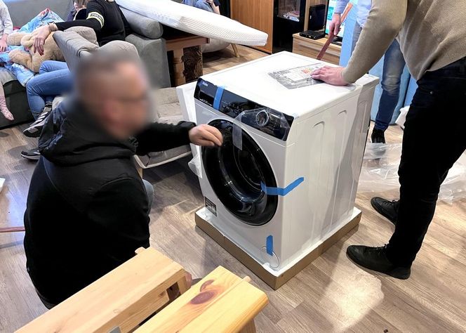 Samotnie wychowuje siedmioro dzieci! Takiego prezentu od policjantów się nie spodziewał