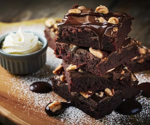 Przepyszne i chrupiące ciasto Bąbelek. Ugina się od ilości orzechów