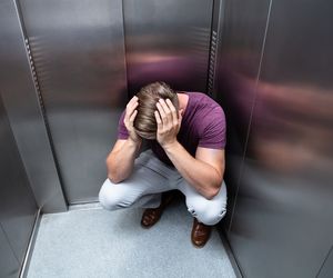 Klaustrofobia: przyczyny i objawy. Jak sobie radzić z klaustrofobią?