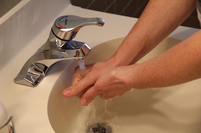 Mycie rąk pomaga się ustrzec przed chorobą