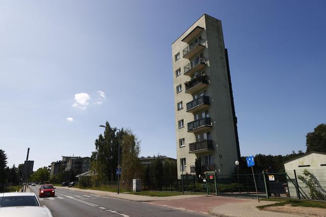 Najwęższy blok w Warszawie stoi na Białołęce. Wygląda jak naleśnik