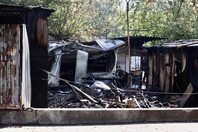 Pożar bazarku w Warszawie. Całkowicie spłonęło 12 budek sprzedażowych. "Przyczyny nie są znane"