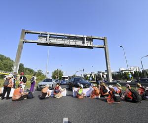  Aktywiści z Ostatniego Pokolenia sparaliżowali ruch. Kierowcy: Ktoś powinien zrobić z nimi porządek!