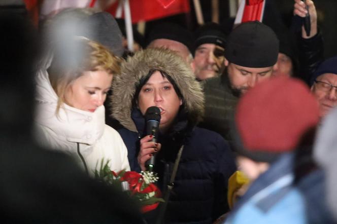 Żona Macieja Wąsika czeka na męża pod więzieniem