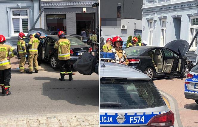 Koszmarny wypadek w Zduńskiej Woli. Kobieta potrącona na chodniku. Toyota zatrzymała się na ścianie kamienicy [ZDJĘCIA].