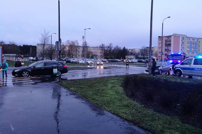 Samochód uderzył w latarnię. Mężczyzna trafił do szpitala