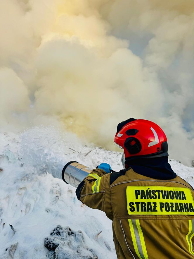 Pożar składowiska śmieci w Tychach. Służby apelują o zamykanie okien