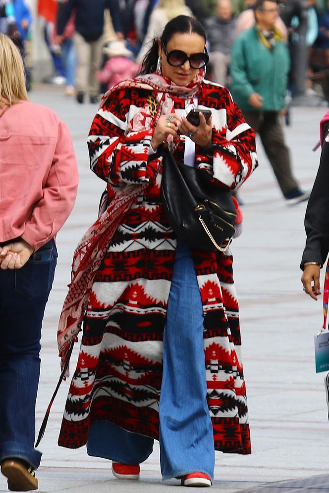 Kayah. Leczyła gardło i opalała kolana