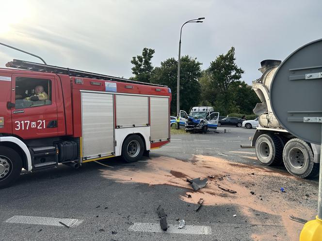 Betoniarka zderzyła się z radiowozem, 8 policjantów trafiło do szpitali