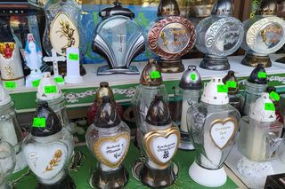 Ceny zniczy i chryzantem na Wszystkich Świętych. Sprawdziliśmy, ile kosztują