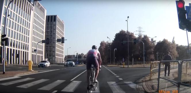 Katowice: Rowerzysta przejechał na czerwonym, a potem zwyzywał kierowcę, który zwrócił mu uwagę [WIDEO]