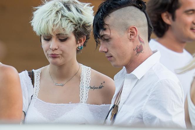 Paris Jackson w kolczykach z liściem marihuany