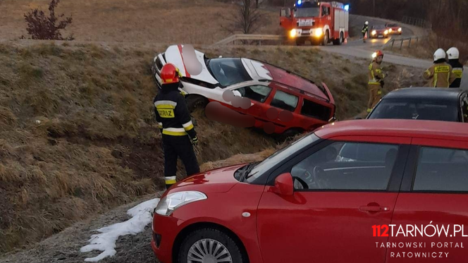 Volvo wpadło w poślizg i wylądowało w przydrożnym rowie