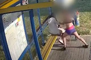 Pabianice. Skatowała kobietę na przystanku. Policja mówi, kim jest brutalna 26-latka [ZDJĘCIA].