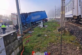Wypadek kolejowy w Małopolsce. Zderzenie pociągu z ciężarówką