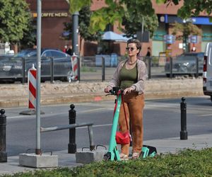 Monika Richardson pędzi na hulajnodze