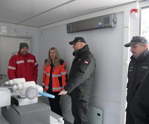 Rentgenobus trafił do Zakładu Karnego w Czerwonym Borze. Badania więzniów będą odbywać się na miejscu. ZDJĘCIA