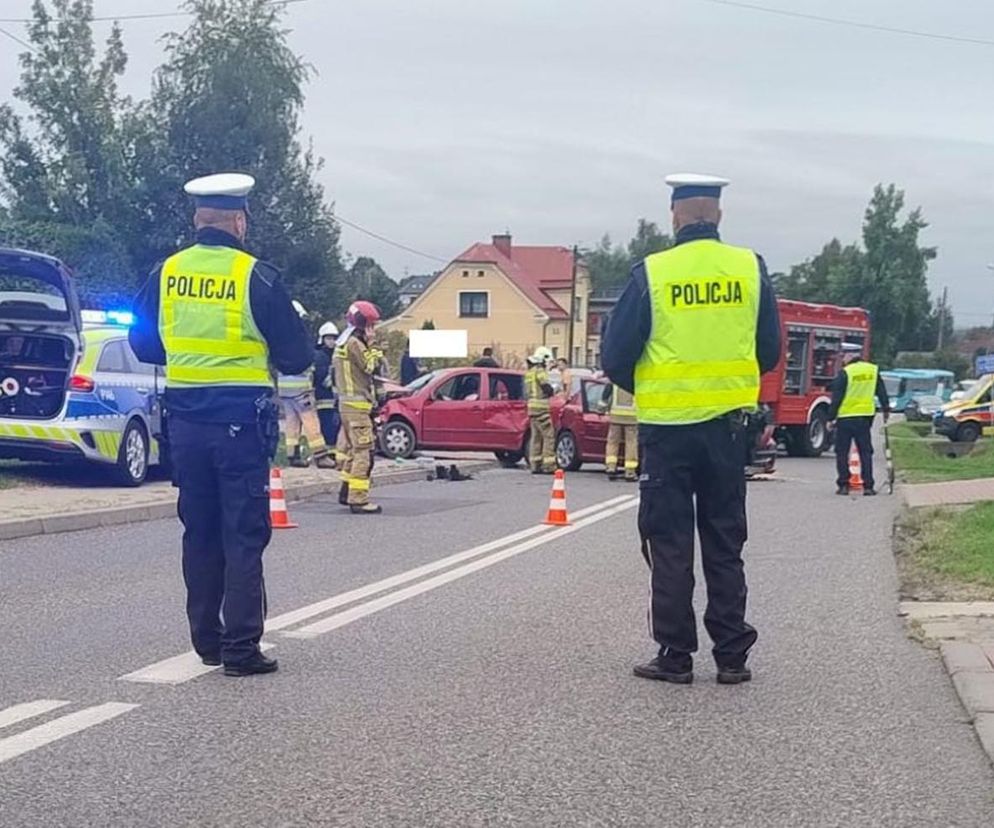 Czołowe zderzenie. Dzieci i dorośli w szpitalu