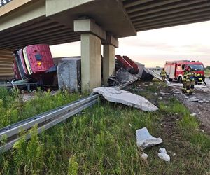  Wypadek na A2 pod Zgierzem. Kierujący tirem uderzył w wiadukt