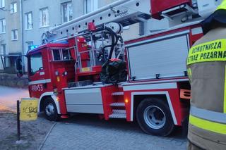 Lubelskie: 3 i 4-letni chłopiec weszli na parapet na 4. piętrze i wołali mamę. Pomoc przyjechała na czas