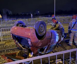 Dachowanie na tory tramwajowe w Warszawie. Kierowcę uratowało tylko jedno