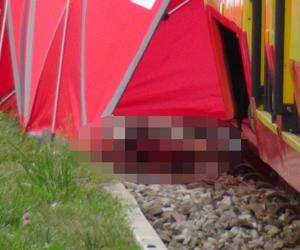 Czterolatek zginął ciągnięty przez tramwaj po torowisku. W miejscu tragedii wciąż płoną znicze 