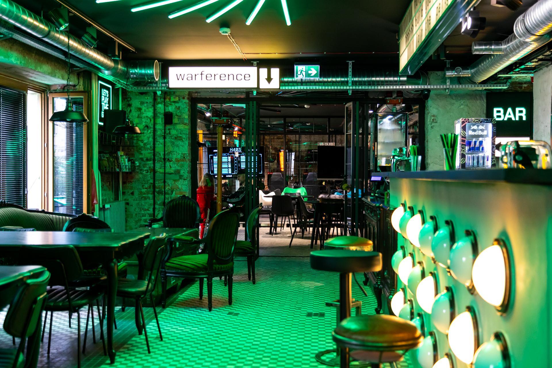 Pub H.4.0.S. Warszawa – widok wzdłuż baru