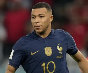 Kylian Mbappe ZAROBKI Ile zarabia Kylian Mbappe? Francuski gwiazdor PSG to najlepiej zarabiający piłkarz na świecie!