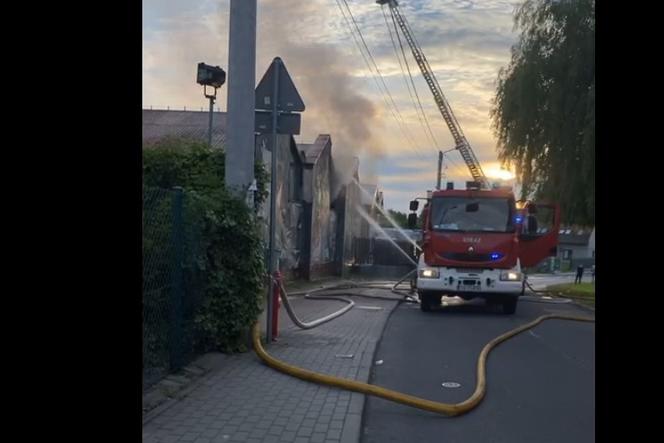 W Knurowie spłonęła hala z opakowaniami plastikowymi. Gęsty dym było widać z daleka